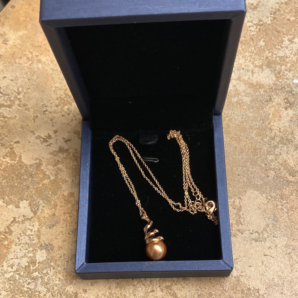 Luxe Gold Pearl Swirl Necklace